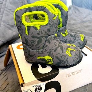 Waterproof/insulated/washable Baby Bog Boots size 4 Dino print